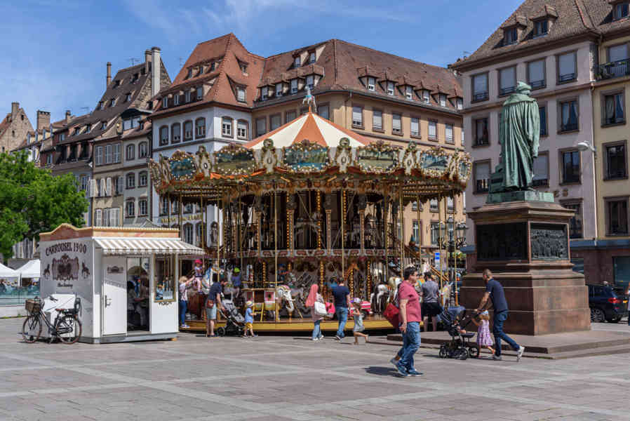 Francia - Alsacia 096 - Estrasburgo - plaza Gutenberg.jpg